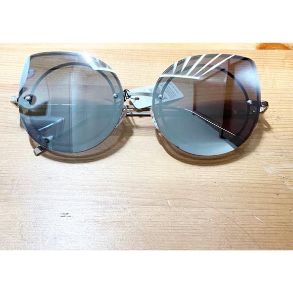 ✨2$22 OVERSIZED RIMLESS CAT EYE SUNGLASSES SILVER - Picture 2 of 3